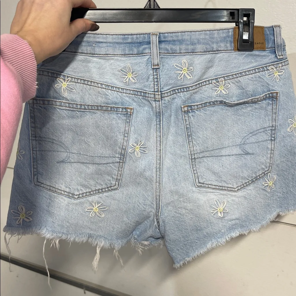 AMERICAN EAGLE OUTFITTERS WOMENS FLORAL DAISY EMBROIDERED JEAN DENIM SHORTS 6 - Image 4