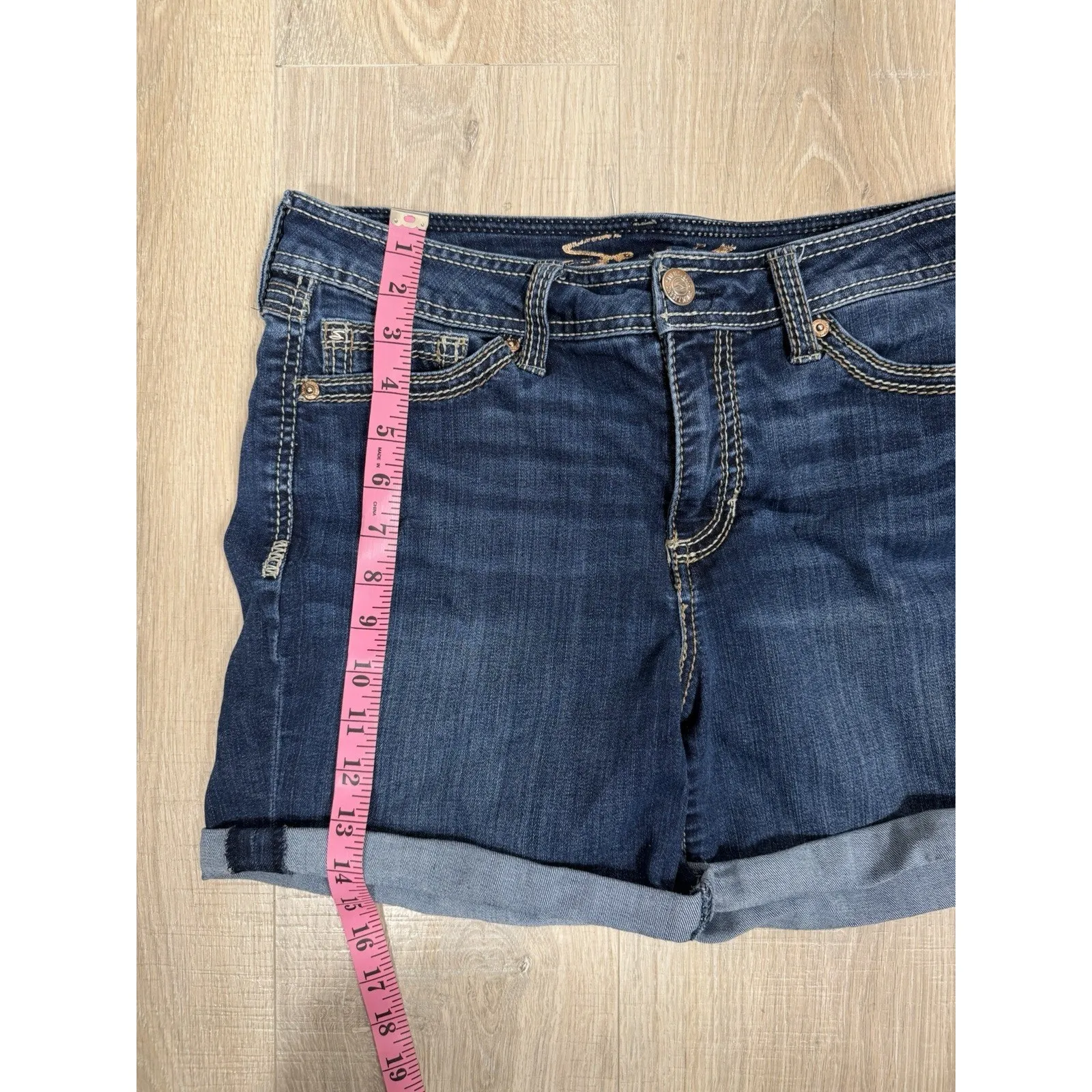 Seven7 Women’s Dark Wash Denim Shorts Size 10 Cuffed Stretch Jean Shorts - Image 11