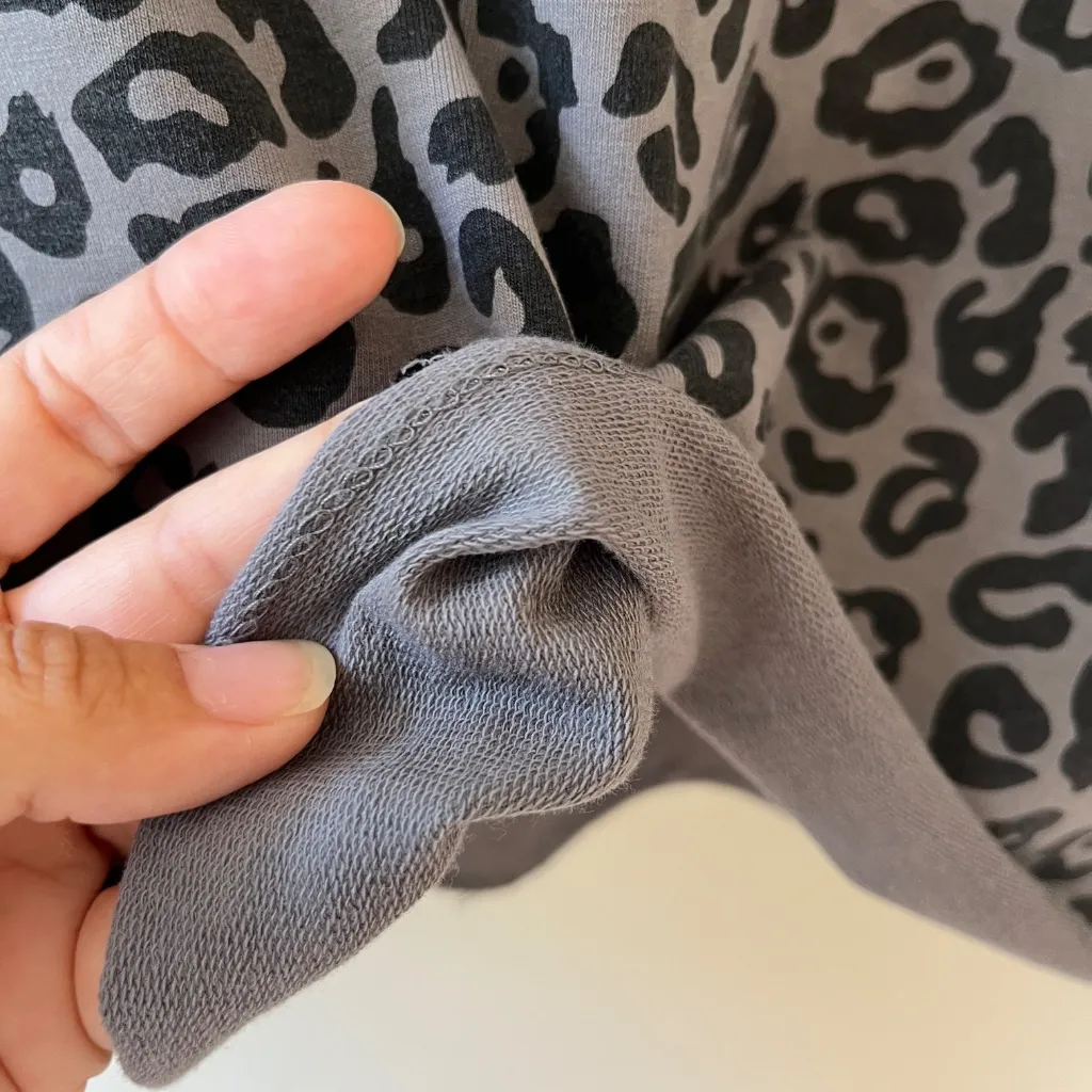 Sundays Sz M Grey Cropped Pullover Sweatshirt Hoodie Animal Print - Image 5