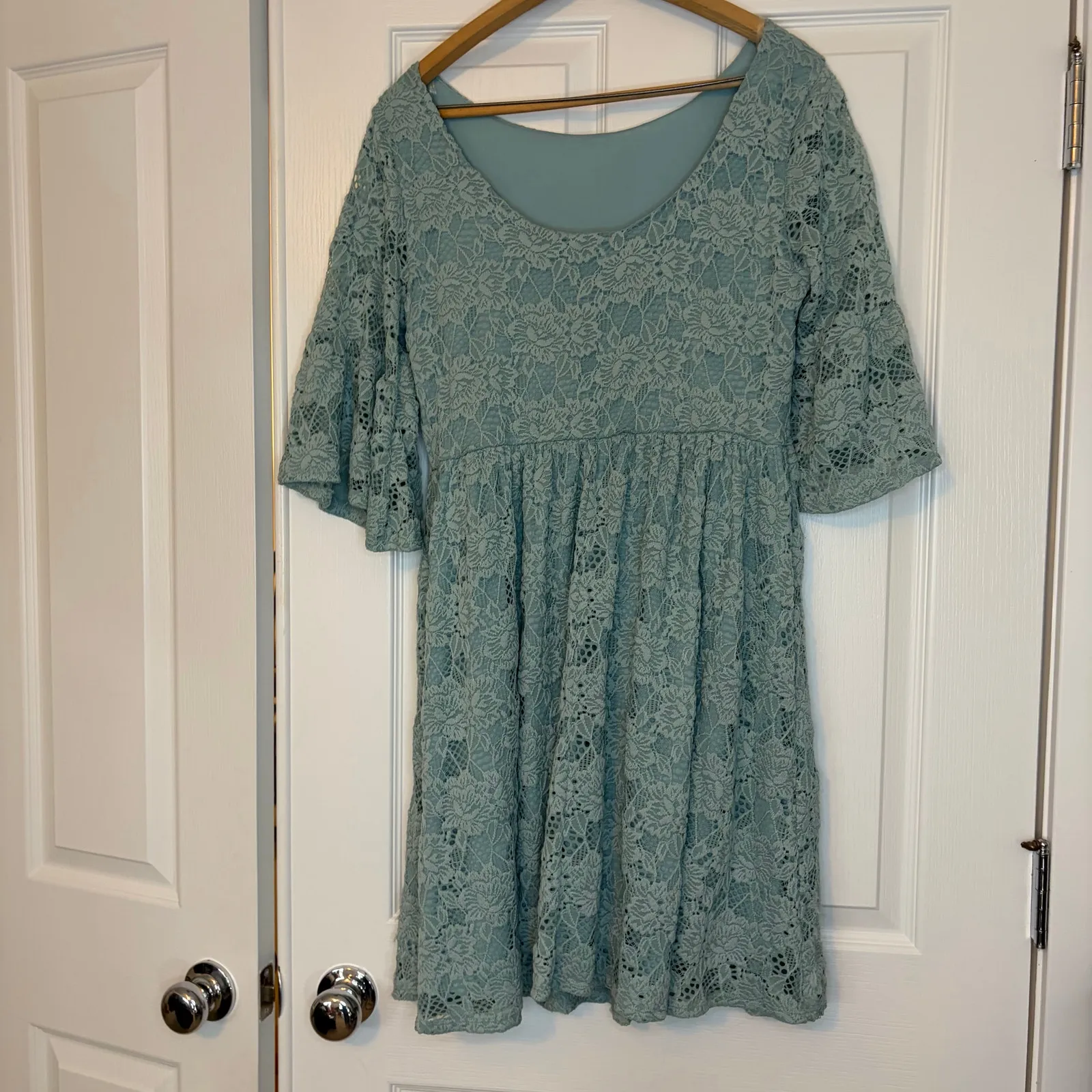 easel womens blue lace overlay dress. 3/4 flare sleeve, knee length. Size L - Image 8