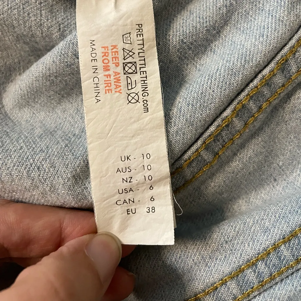 PRETTY LITTLE THING Distressed Raw Hem Cropped Denim Jean Jacket Size 6 US - Image 7