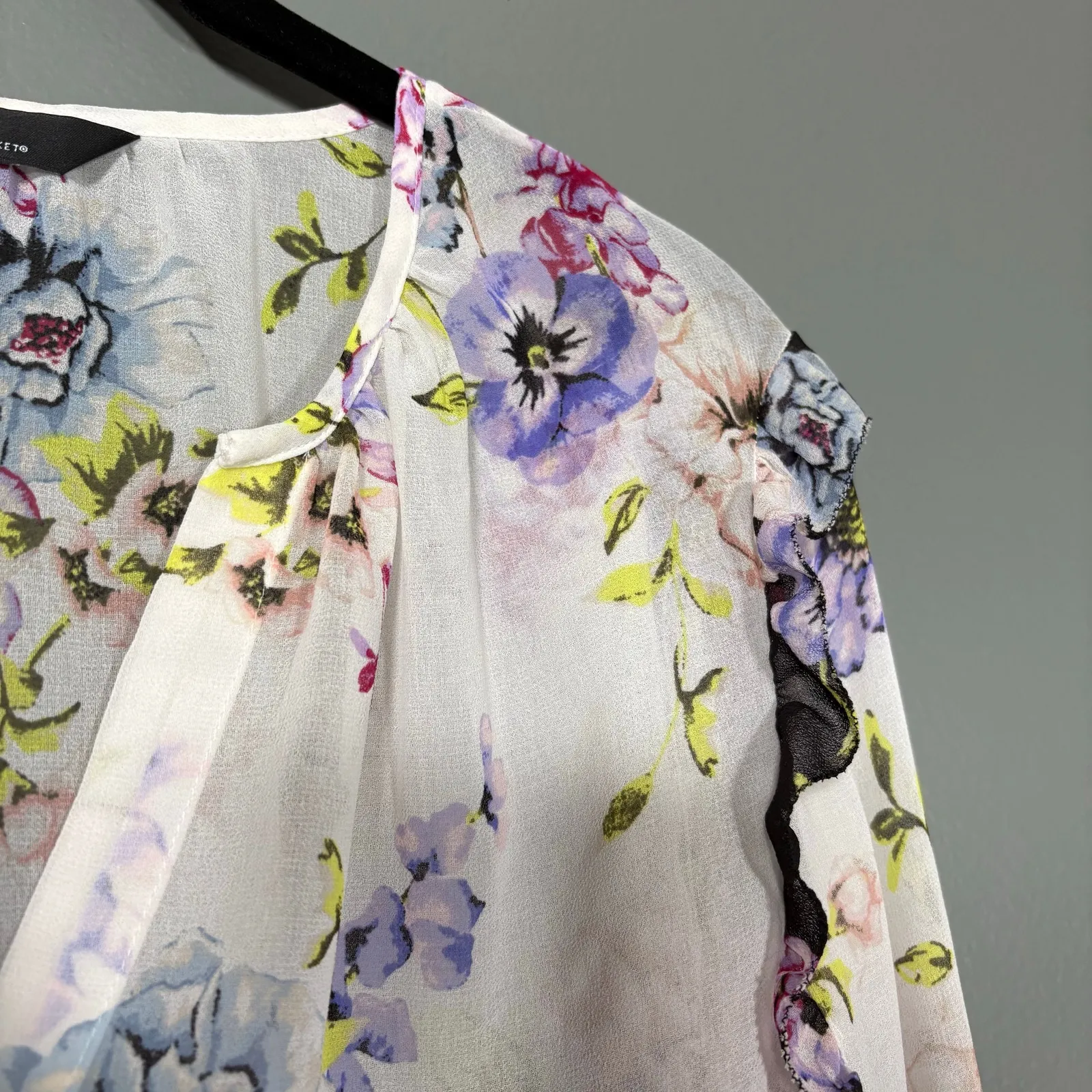 White House Black Market Women's Fairycore Ruffle Sleeve Top - Size Medium WHBM - Image 2