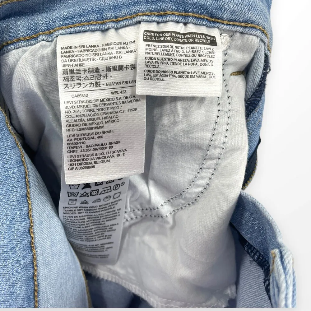 LEVI'S Light Wash High Rise Cut Off Denim Mom Shorts - Image 5