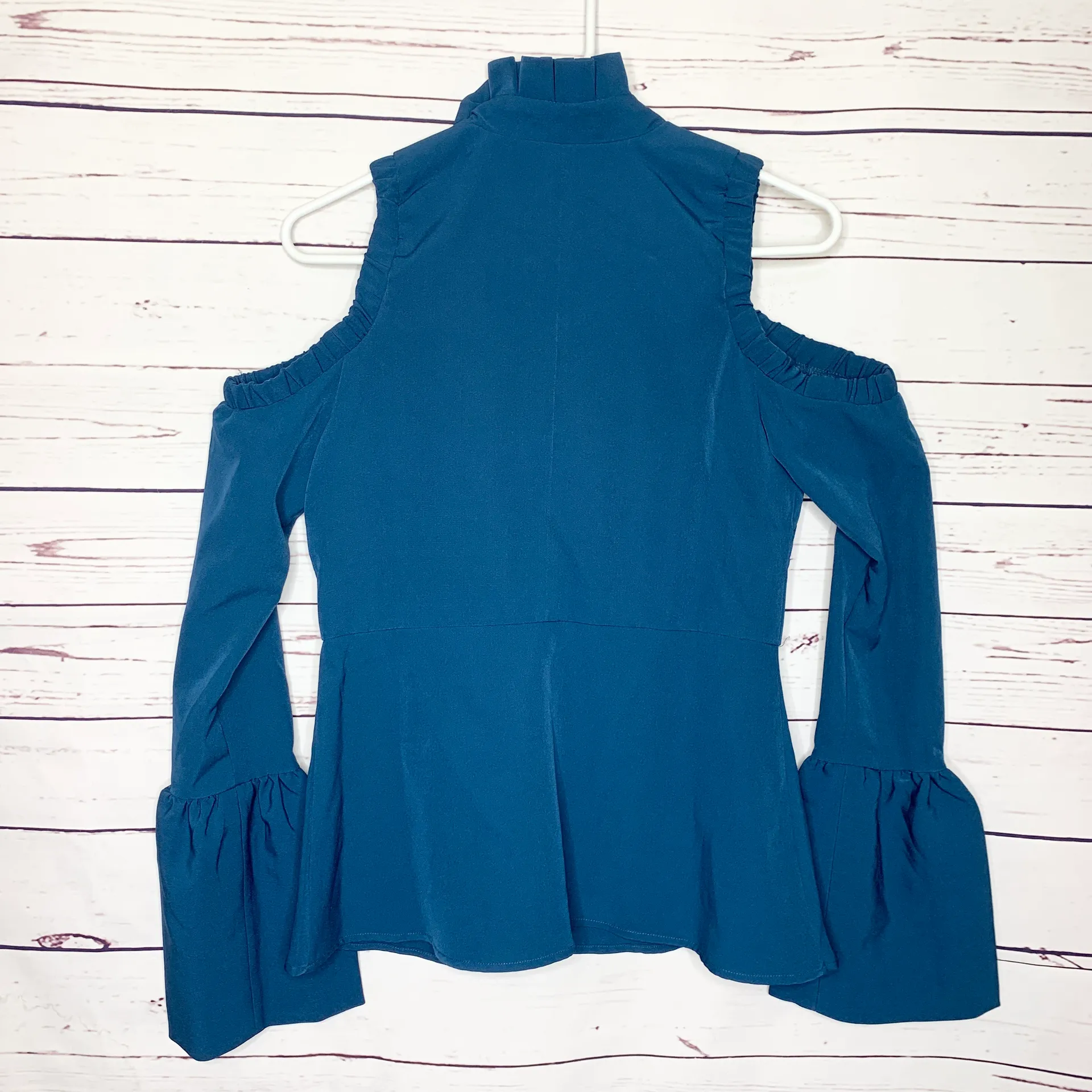 NWT Romeo + Juliet Teal Cold Shoulder Top Small - Image 4