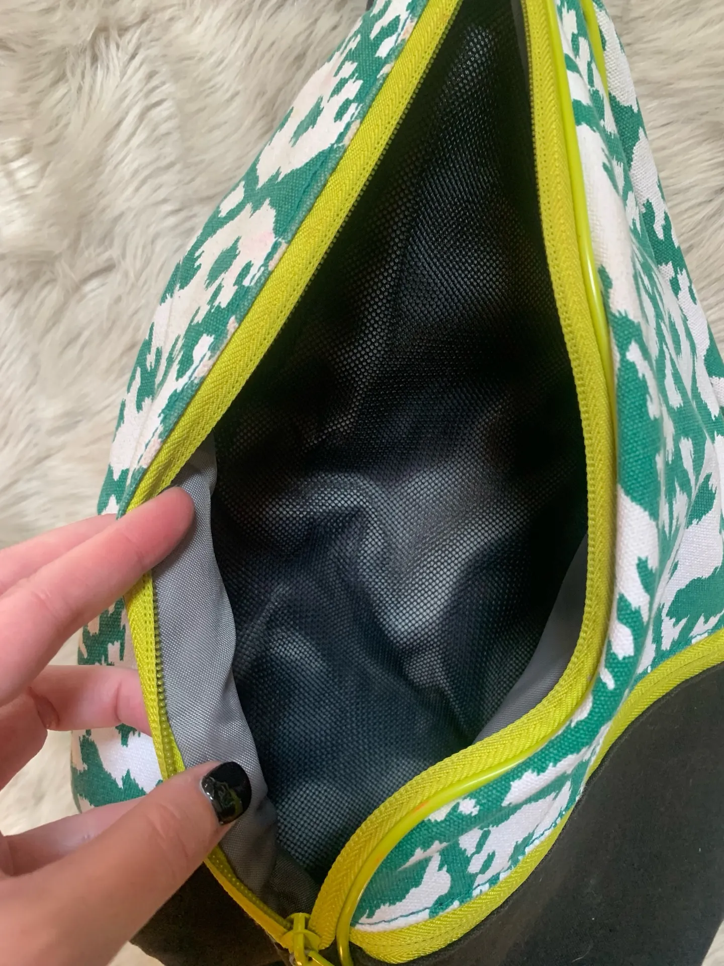 KAVU Rope Sling Bag Backpack Adjustable Green White/Black - Image 3