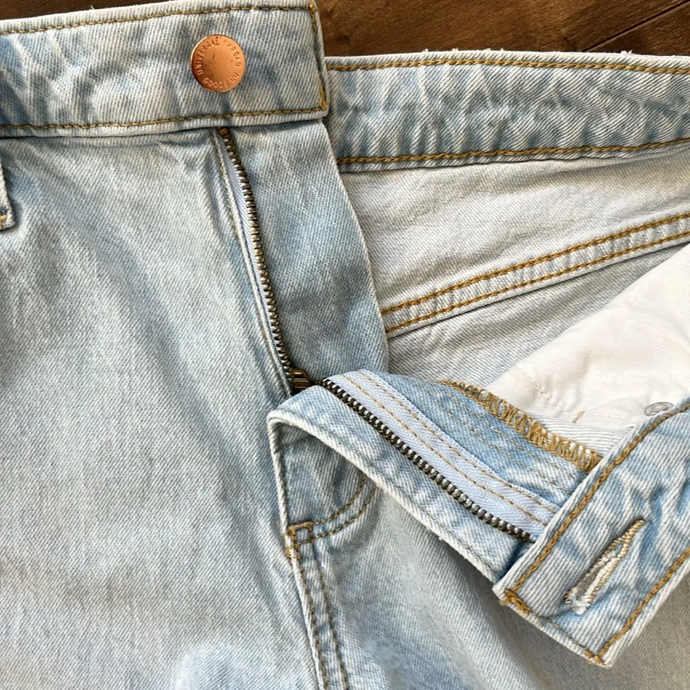 Universal Thread Vintage Midi Jean Shorts Bleach Washed Size 6 - Image 6