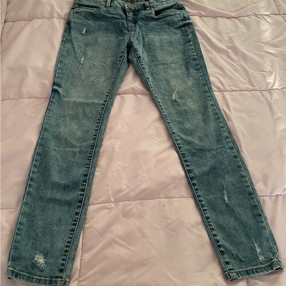 Blank NYC Skinny Classique distressed blue medium wash jeans, size 28” low rise - Image 7