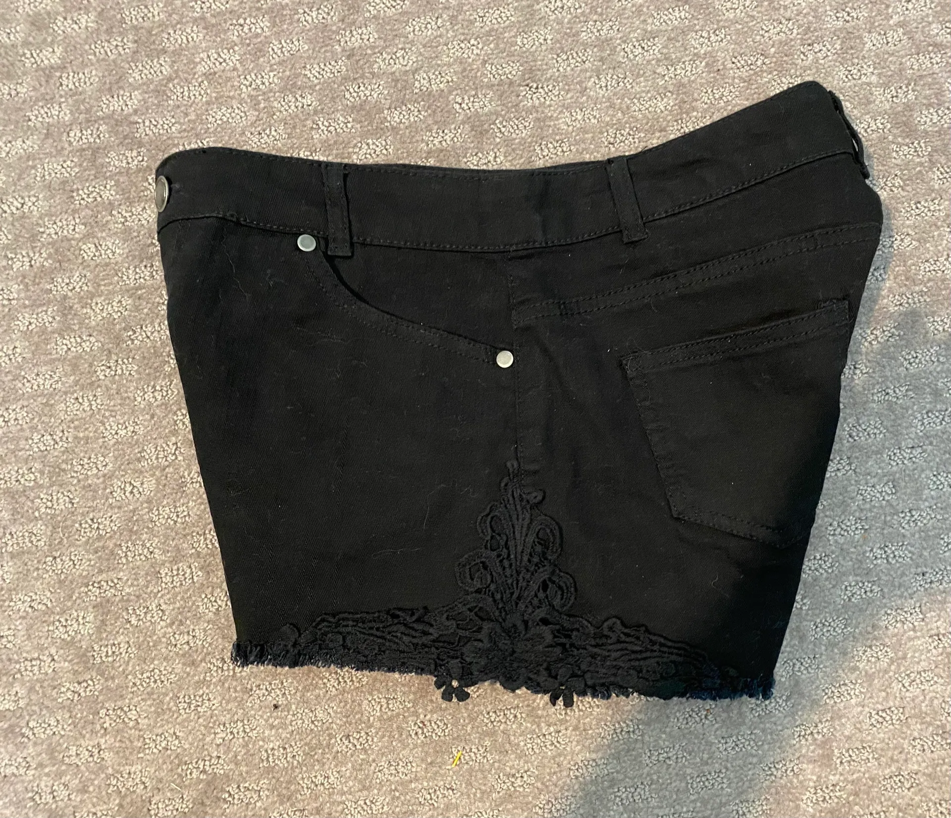 NWOT  jean shorts with lace trim. Sz M - Image 3