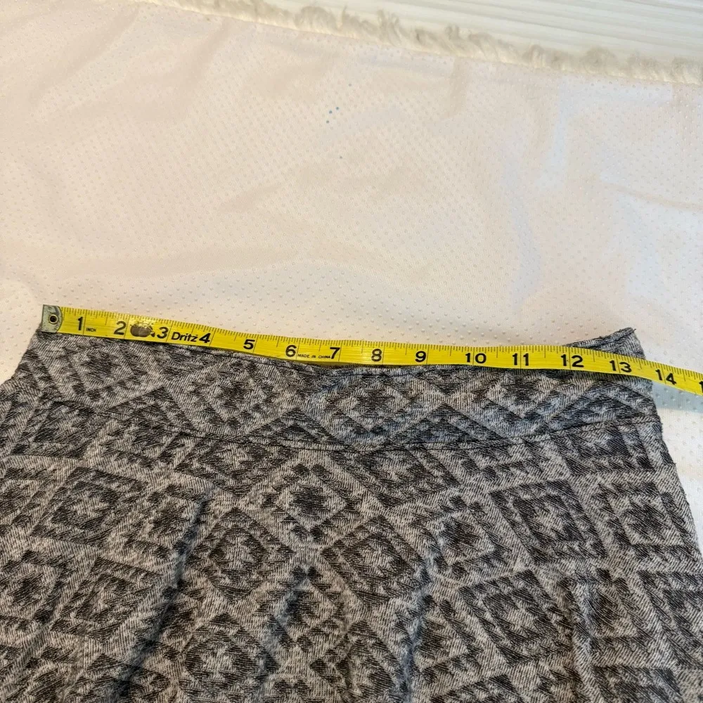 American Eagle Geometric Skater Skirt Size Medium Black Gray - Image 5