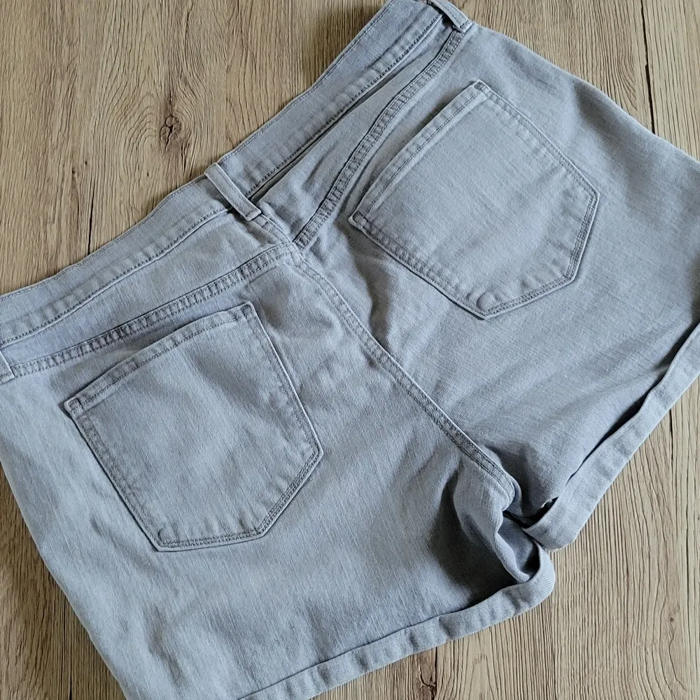 Old Navy Boyfriend cuffed denim shorts size 14 - Image 8