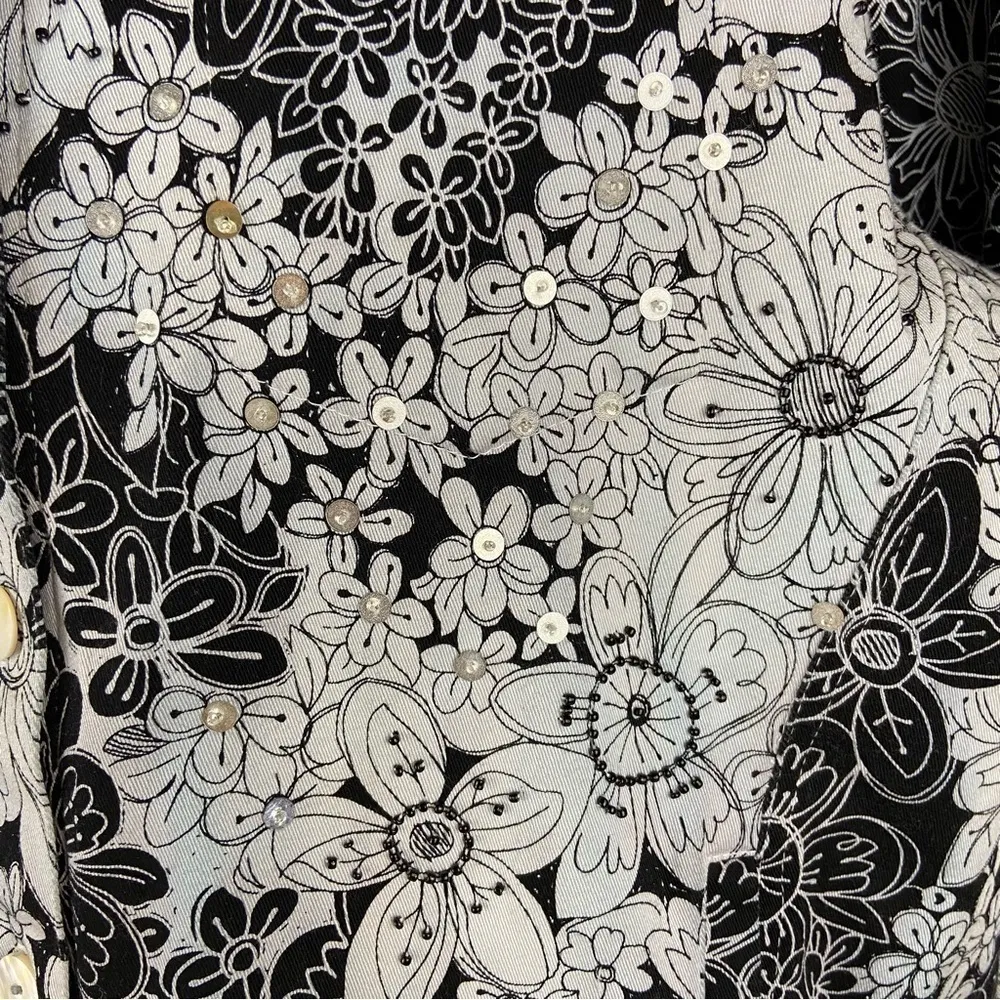 Black & White Floral Sequined Unique Handmade Demim Jacket LA Blend Size Medium - Image 7