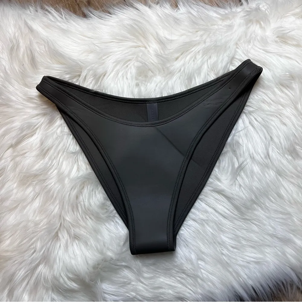 Skims Swim Rubberized Scuba Tanga Bikini Bottoms. In Gray Chalk. Size Large. - Image 2