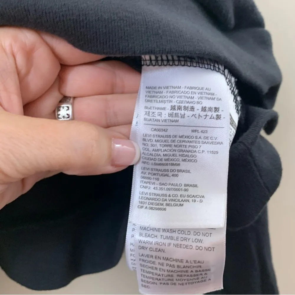 Levi’s Logo Crew Neck Cropped Black/White Sweatshirt - Image 4