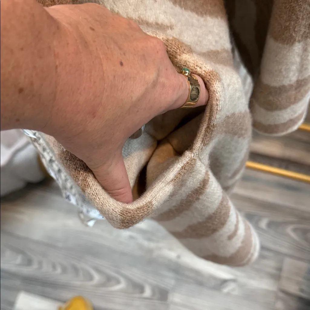 Oversized Anthropologie Beige and Cream Knit Cardigan with pockets one size - Image 6