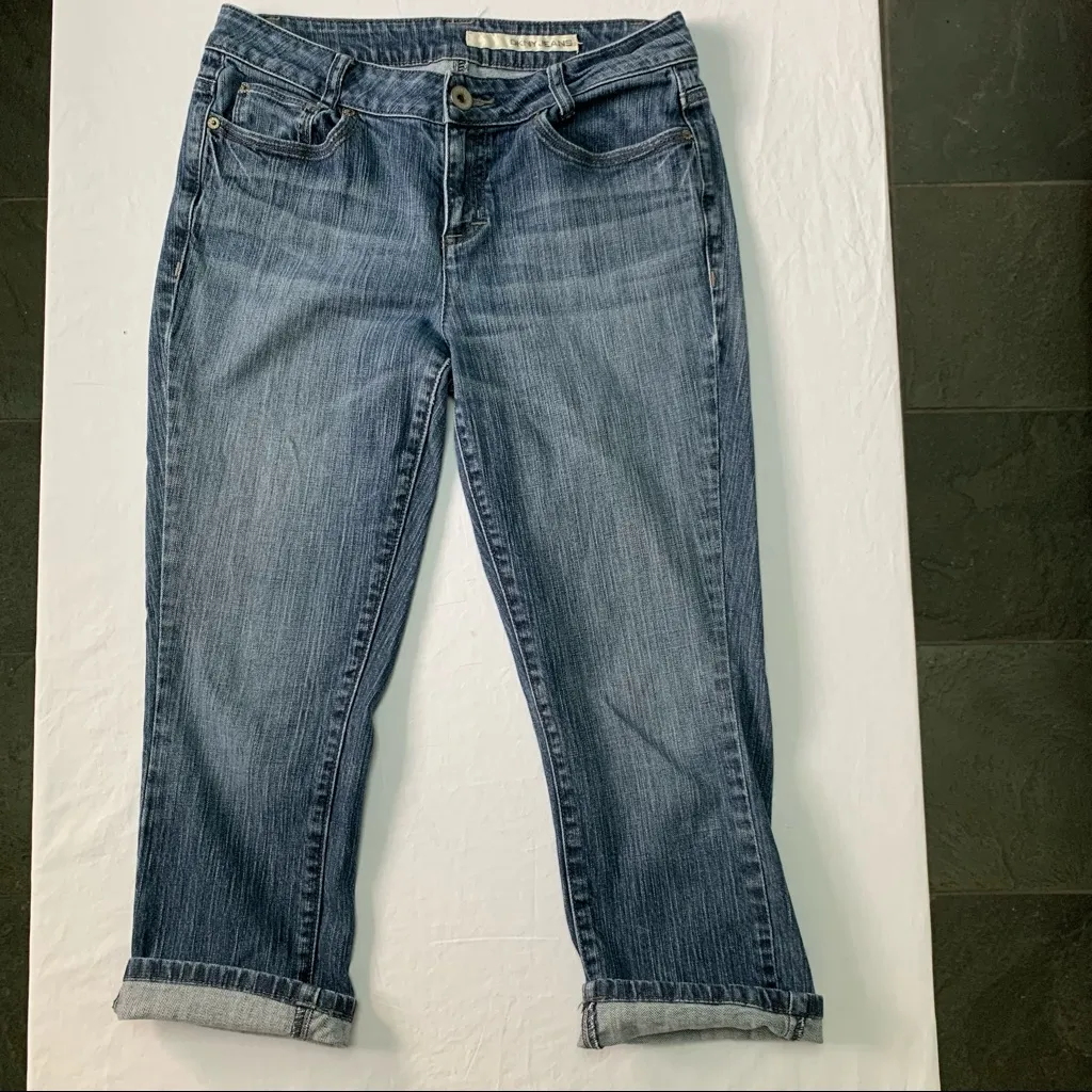 DKNY cropped 5 pocket medium wash denim jeans with embroidered pockets Size 8 - Image 2