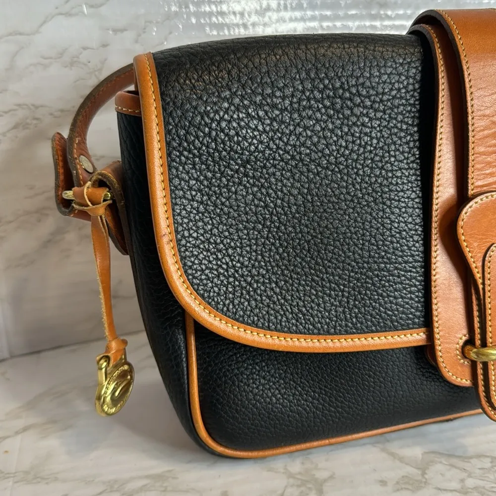Dooney & Bourke Vtg equestrian blk Pebbled Leather with Brown Trim crossbody - Image 3