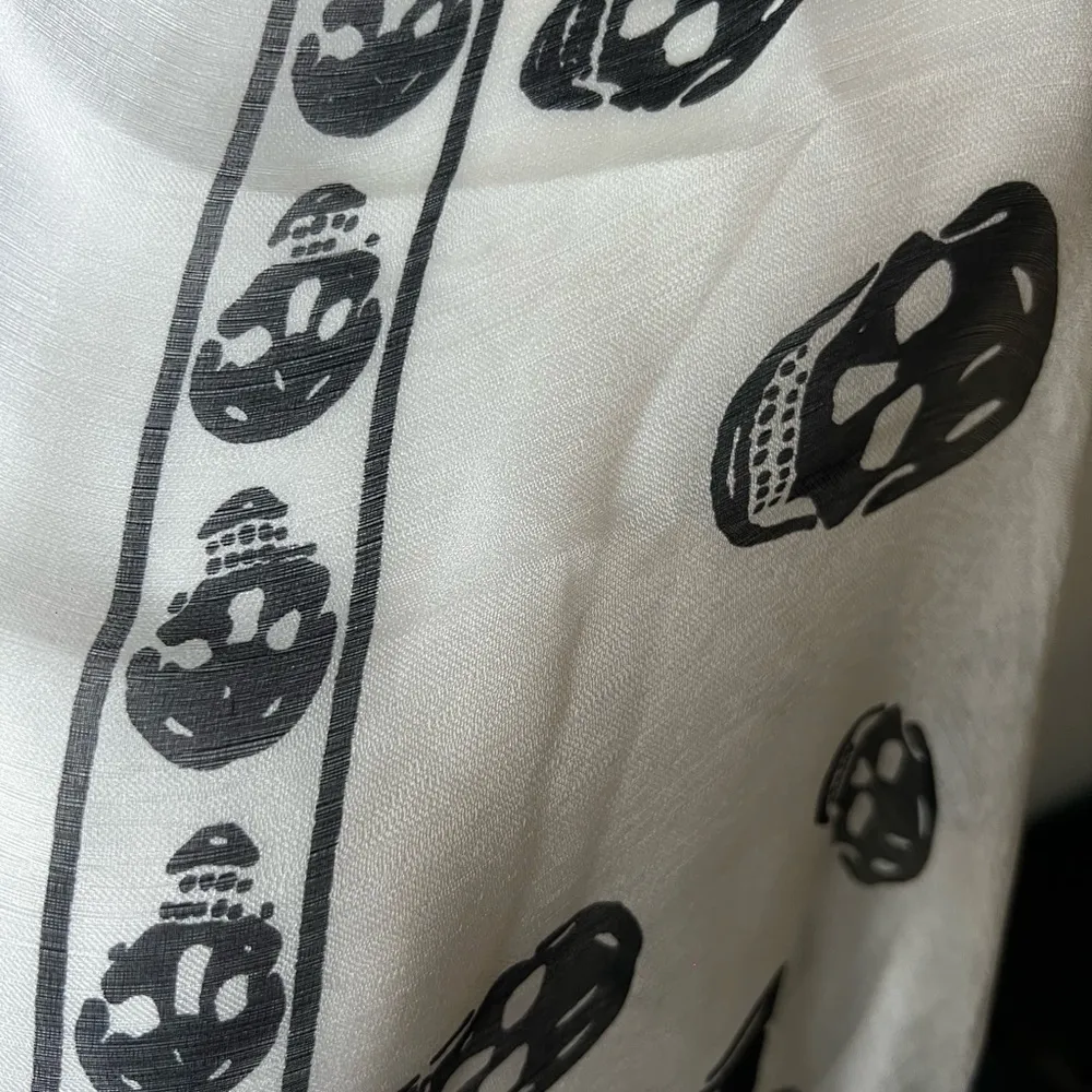 Alexander McQueen Black and Off White Skull Scarf - Image 7