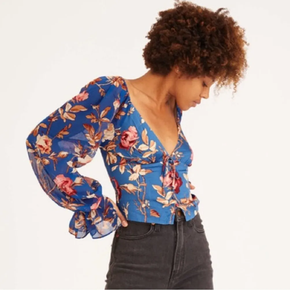 Urban Outfitters Topanga Blue Floral V Neck Long Sleeve Crop Top Size Medium - Image 4