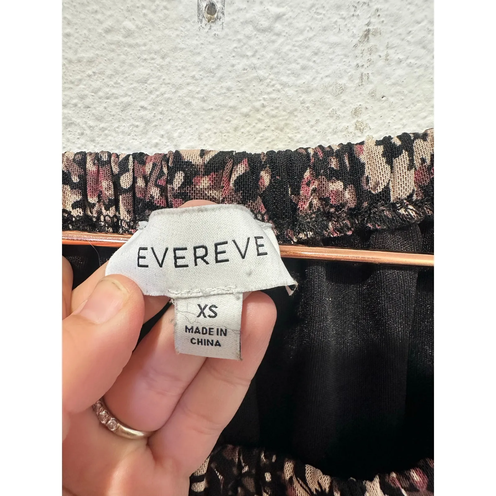 Evereve Dark Floral Smocked Off Shoulder Mesh Style Stretch Shirt size XS - Image 7