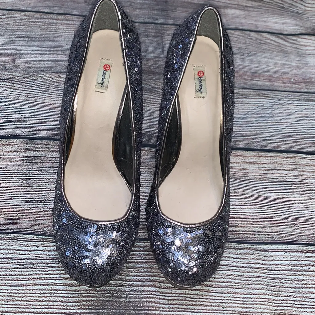 Size 6.5 silver glitter 5” heels with 1” platforms - Image 2