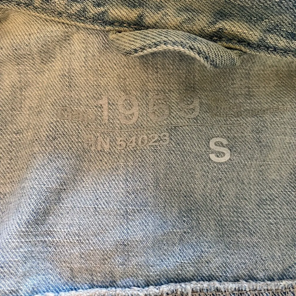 GAP 1969 faded style light blue jeans jacket - Image 5