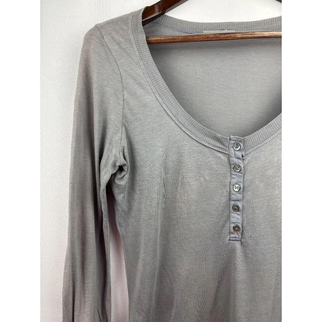 Women’s James Perse Size 4 Light Gray Long Sleeve Henley with Three Quarter Butt - Image 2