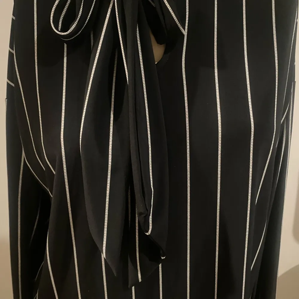 NINE WEST BLACK LINED LONG SLEEVES BLOUSE SIZE D 🛍 - Image 3