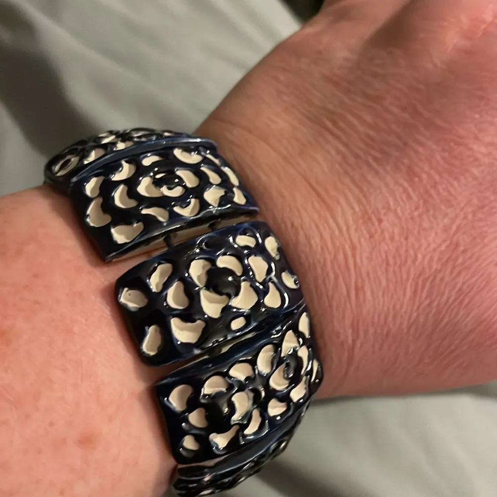 Handmade ceramic beaded stretch bracelet navy blue and white floral EUC - Image 5