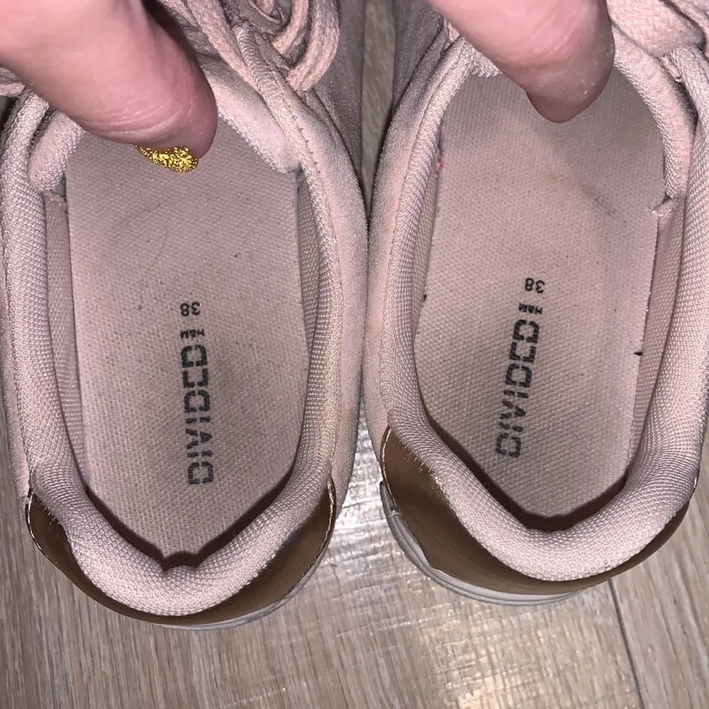 Divided  H&M light pink faux suede microfiber fashion sneakers - Image 9