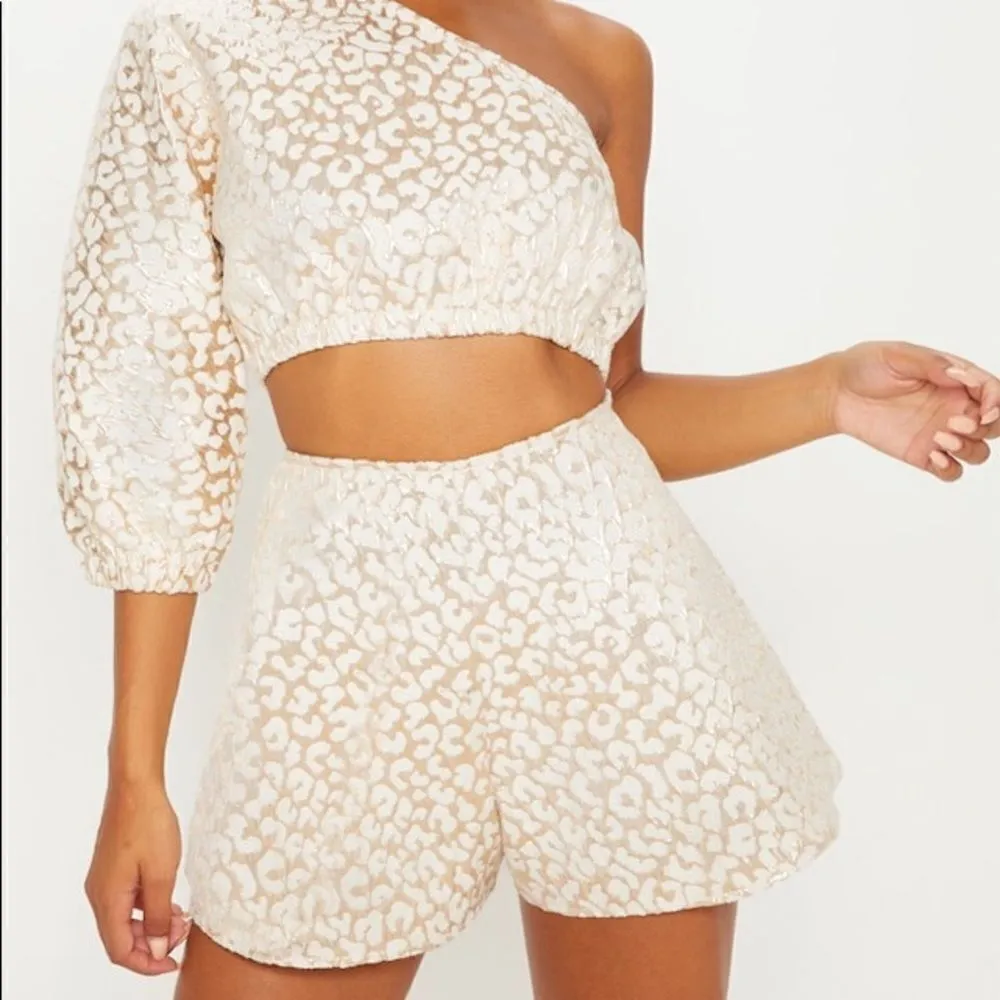 Pretty Little Thing Gold Shorts Size 2 - Image 3