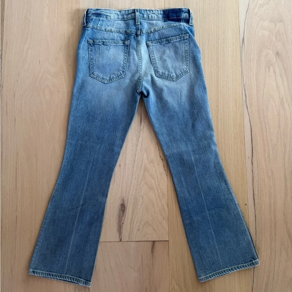 AMO Kate Sweet Cheek Slightly Distressed Flare Hem Jeans Light Wash Size 27 NWOT Blue - Image 2