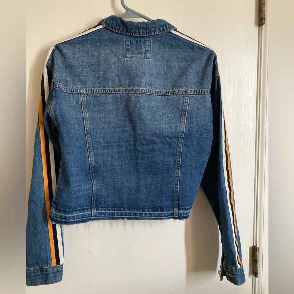 Forever 21 Medium Wash Cropped Racing Stripes on Sleeves Denim Jacket A242 - Image 5