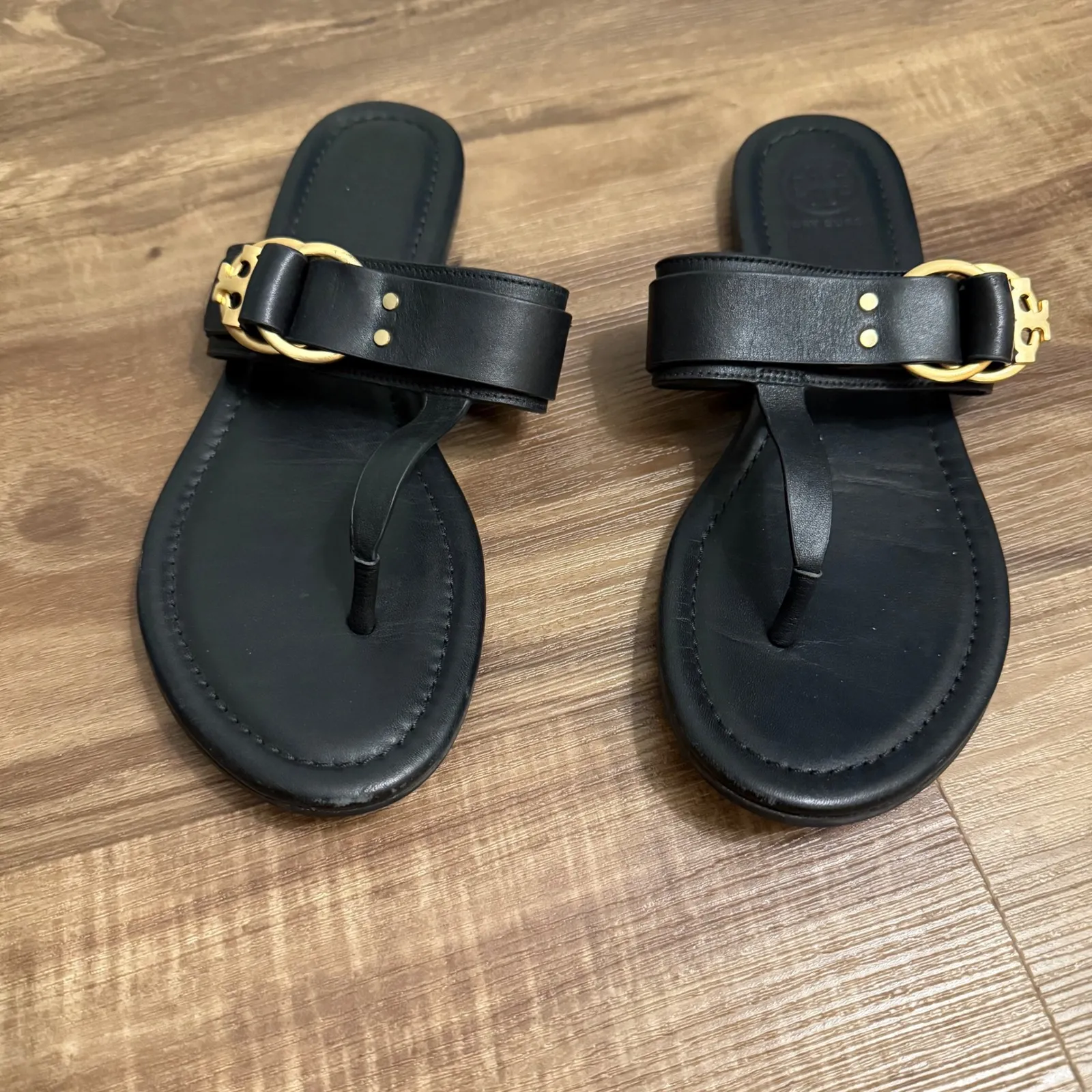 Tory Burch Marsden Sandals Black Leather Thong Gold Logo Hardware‎ Sz 7 - Image 2