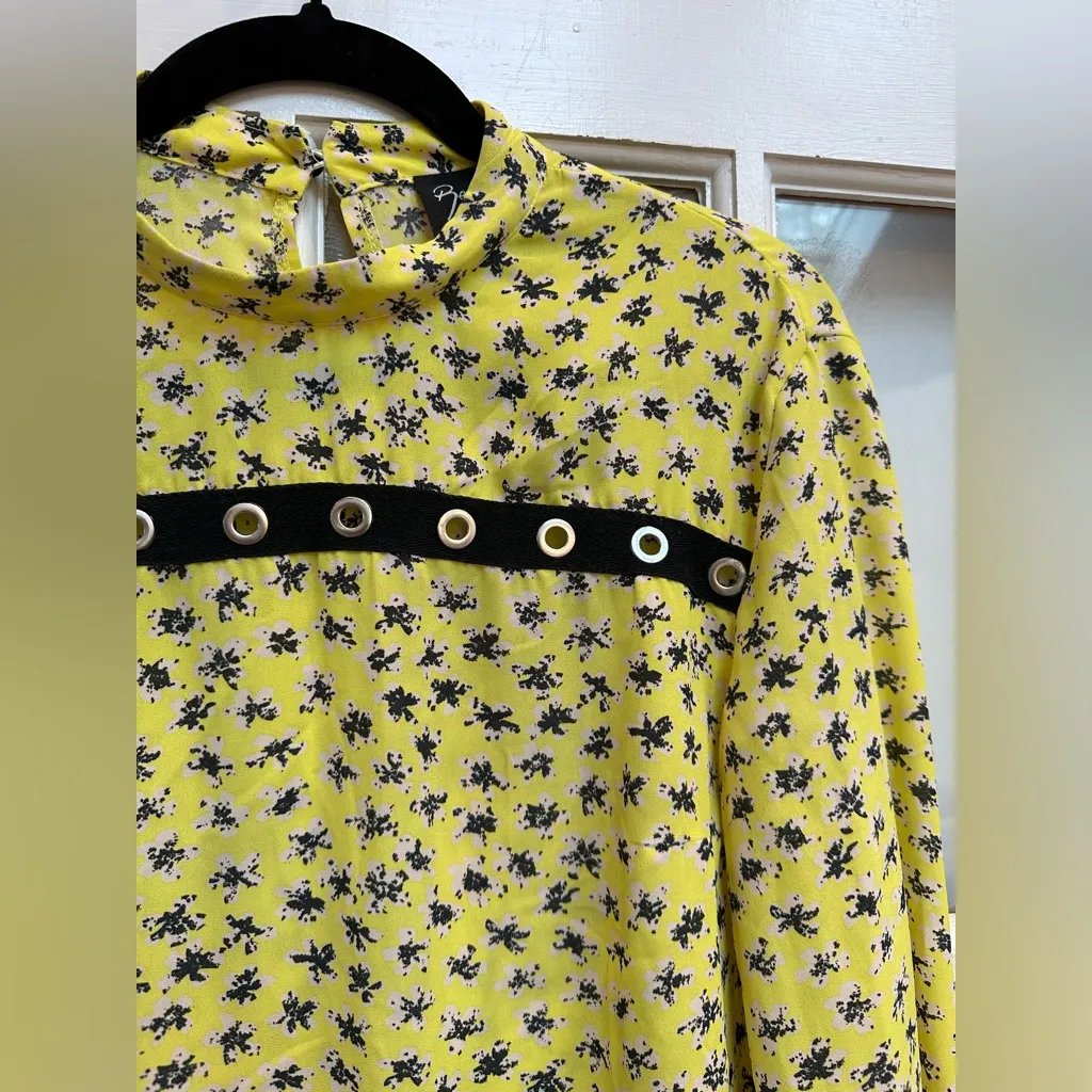 Reclaimed Vintage Yellow Black Floral Rivet Cut Out Chic Blouse Size 10 Medium M - Image 3