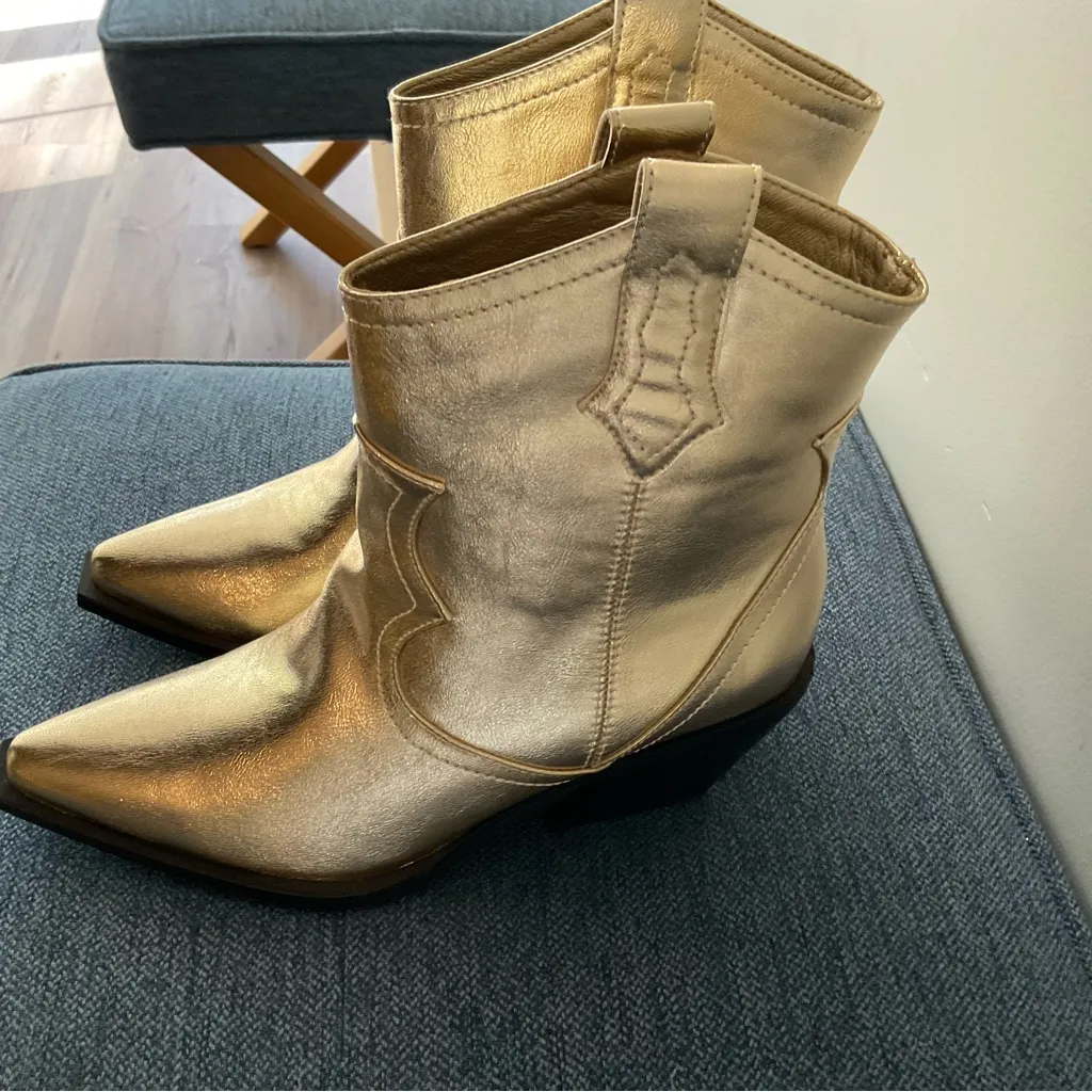 nwot Billini Ulira Gold Metallic Boot Size 8 - Image 6