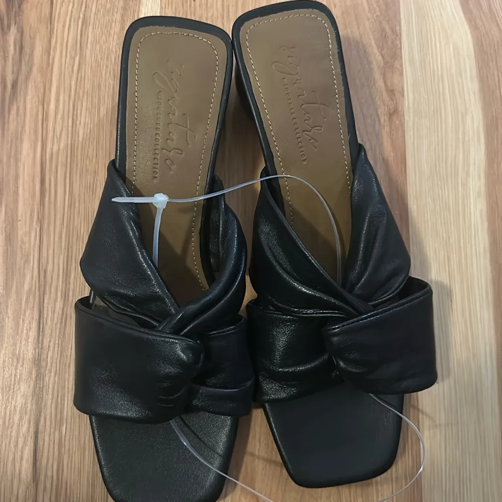 Journee Signature Charlize Sandal in Black New Sz10 Genuine Leather Size 10 - Image 2