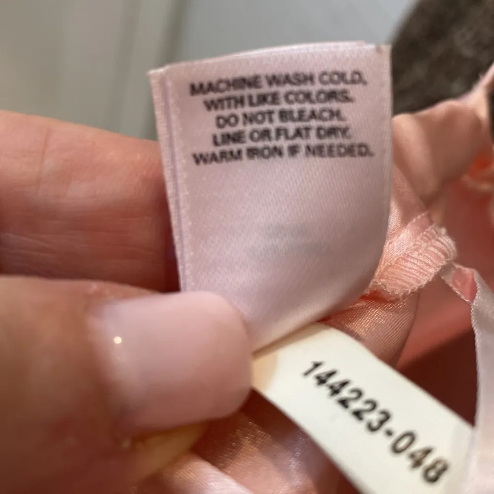 Victoria’s Secret pink satin robe and chemise with beige lace. Pink label.Size S - Image 11