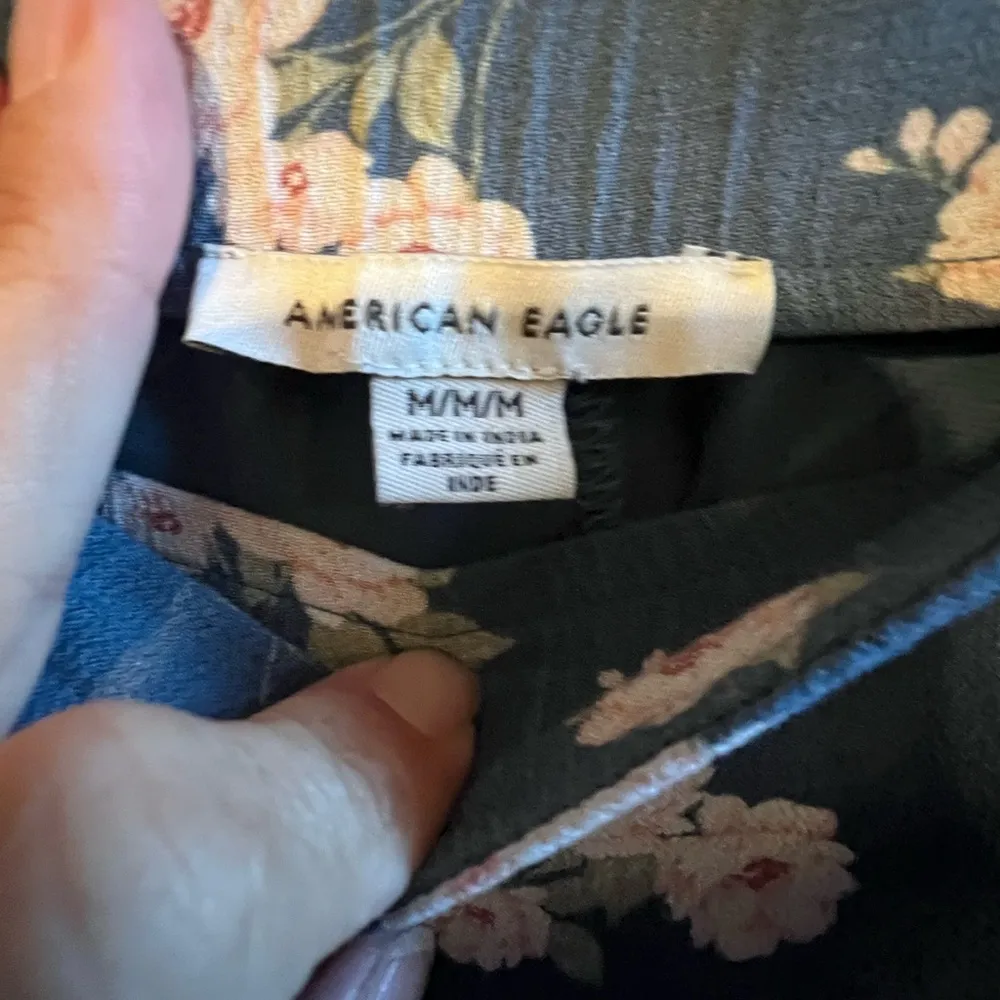 American Eagle mini skirt Sz M blue flowers - Image 5