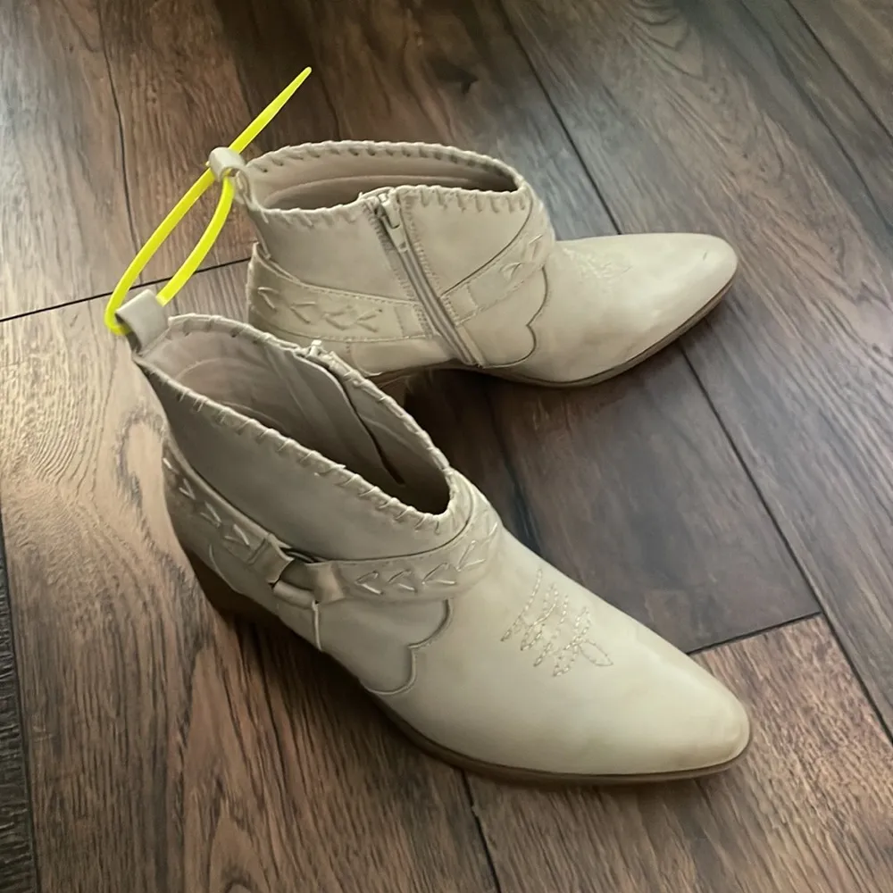 Frye and Co. Boots Distressed Cream Ankle Pointy western Palma shoe New size 9.5 - Image 3