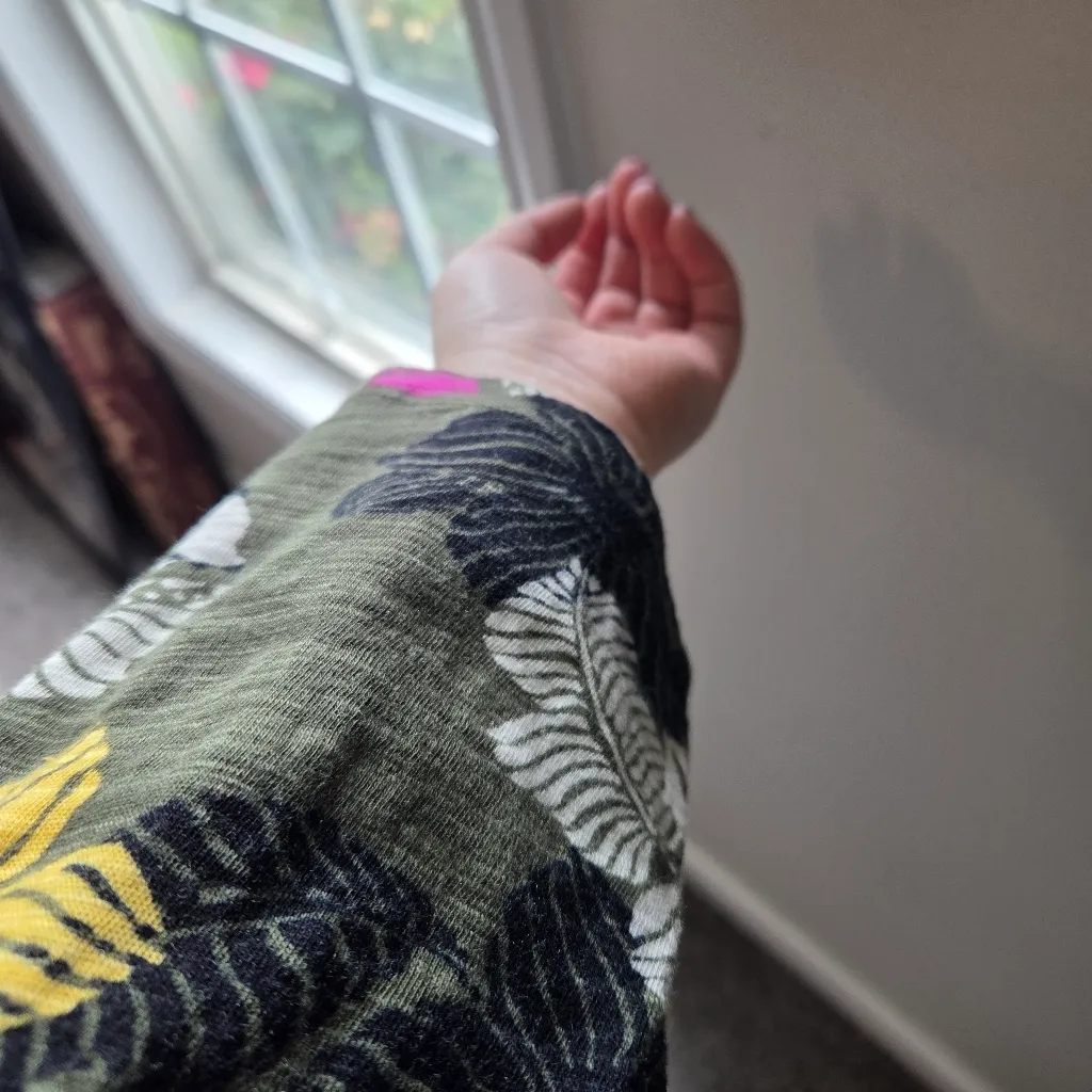 Chico's Green Floral V-Neck Long Sleeve T-Shirt - Image 5