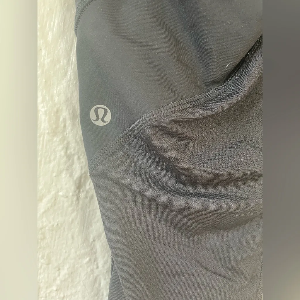 Lululemon Women's Crop Black Capri Legging Size 6 Ruched Ruffled Mesh - Image 4