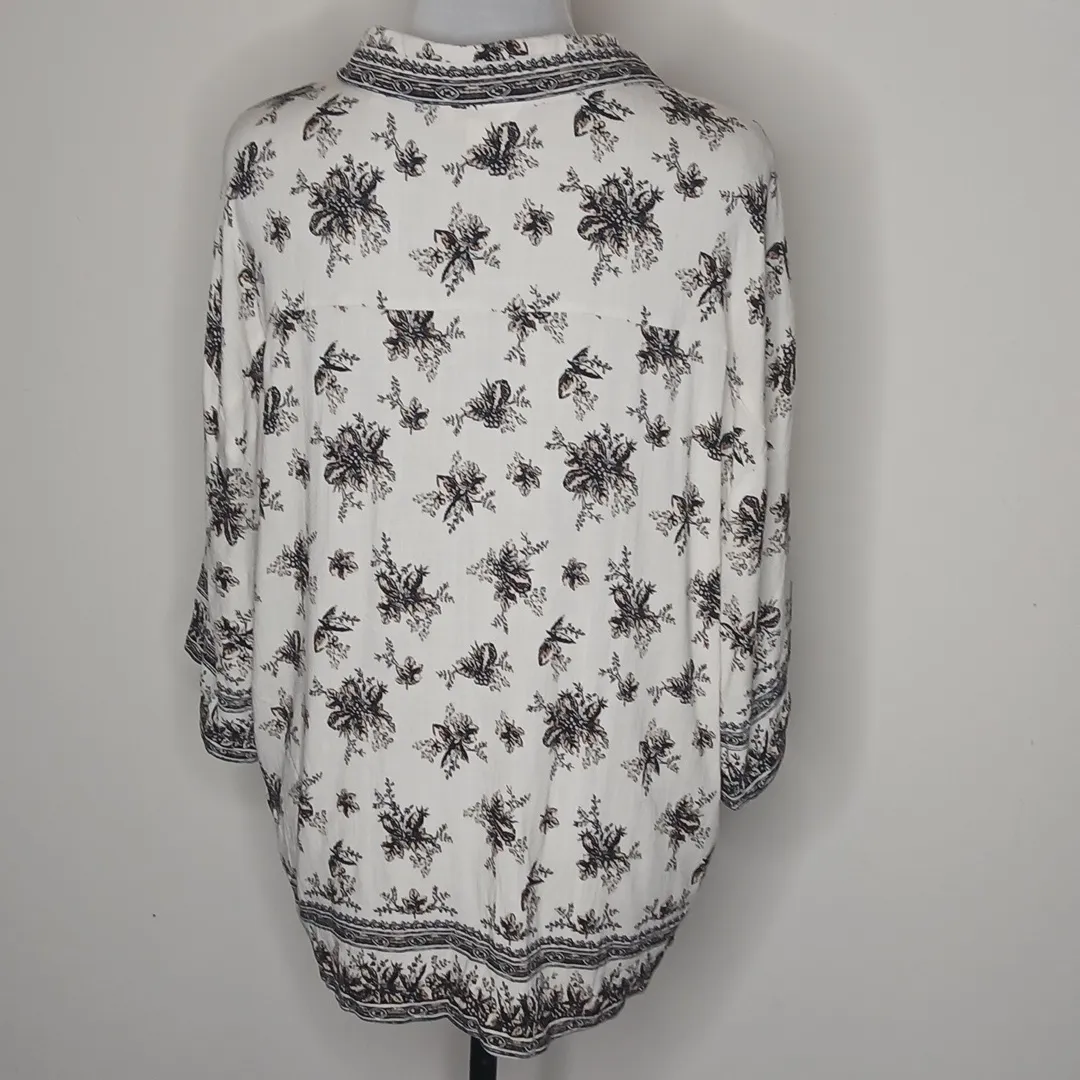 Black And White Floral Button Up Shirt Size XL - Image 5