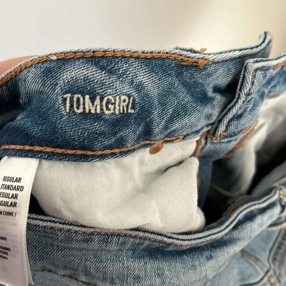 American Eagle TOMGIRL denim in size 8 with holes - Image 10
