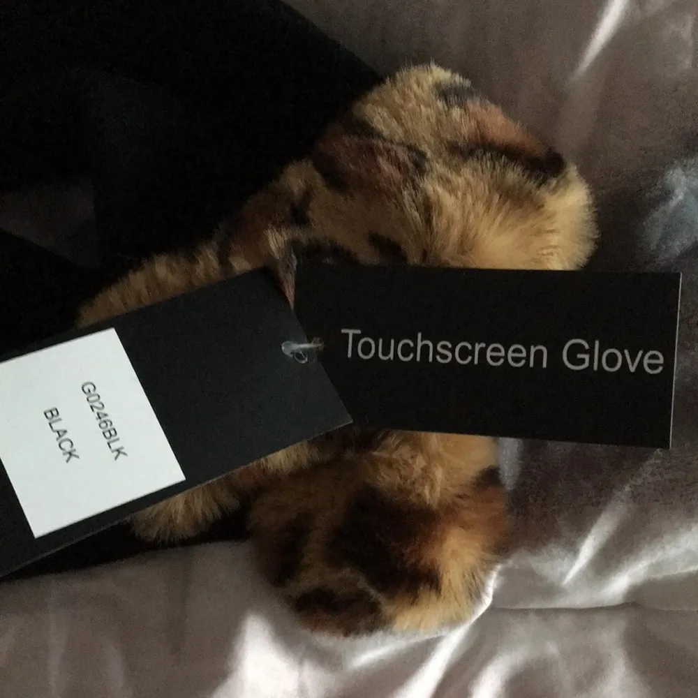 New tech savvy leopard adorned gloves - Image 2