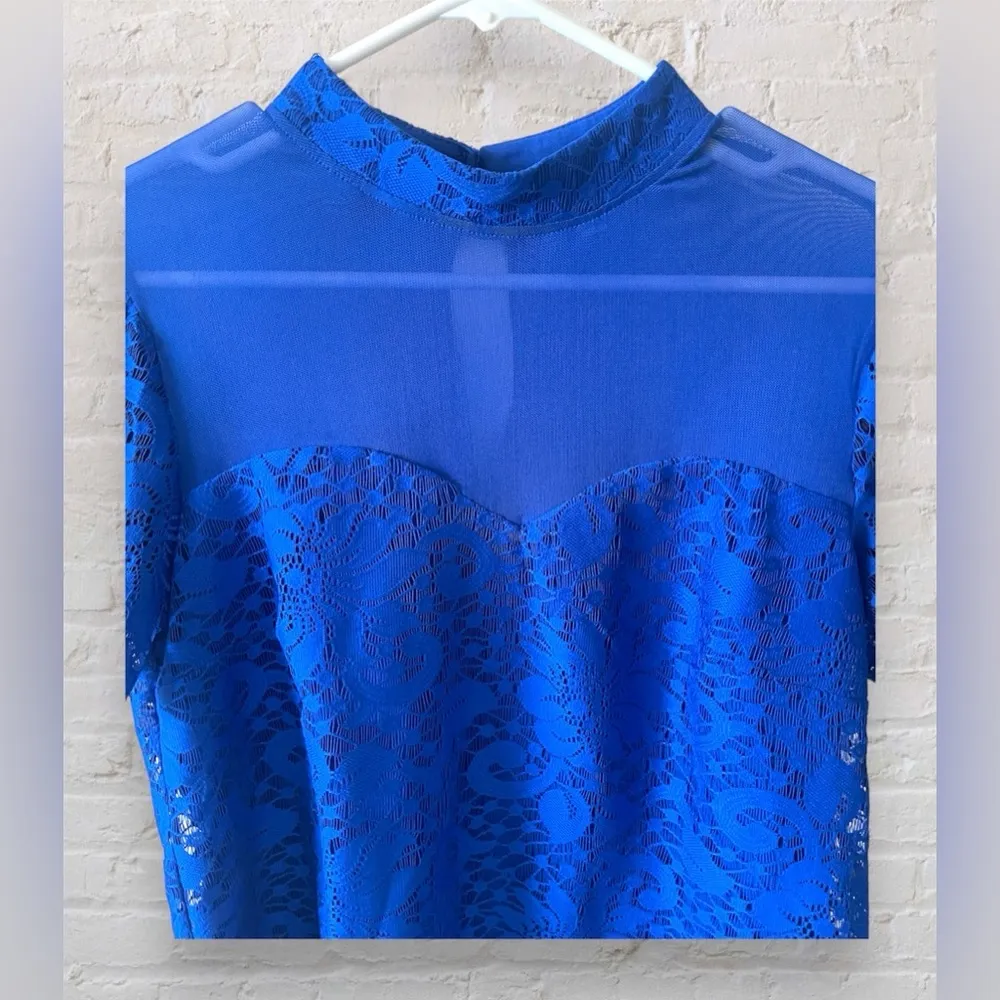 Lily White Royal Blue Lace blouse Size Medium EUC - Image 4