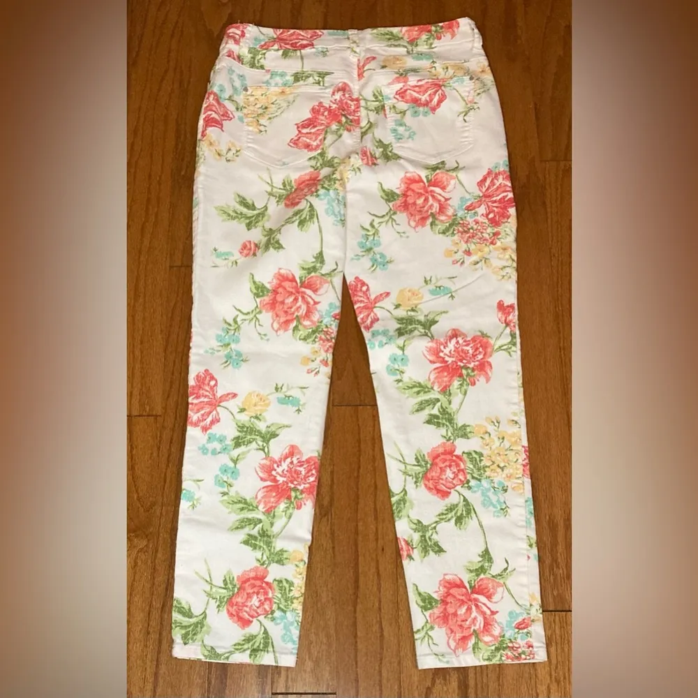 Chicos-‎ White pants with flower detailing Size 0 - Image 2