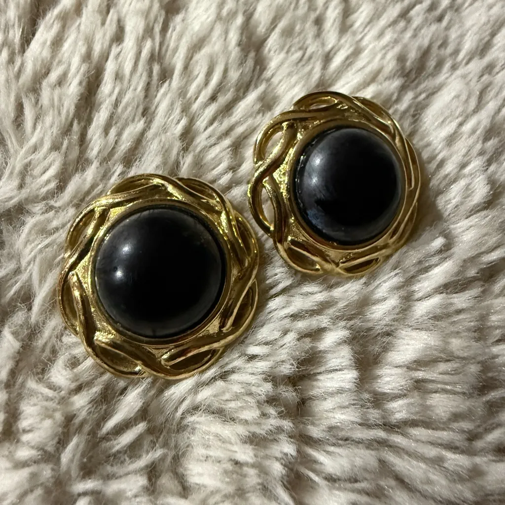 Vintage Crown Trifari Gold Tone Dome Shaped Black Glass‎ Cabochon Clip Earrings - Image 2