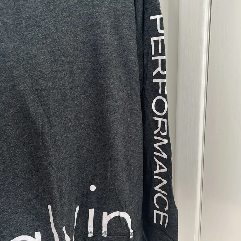 Calvin Klein  athletic long sleeve in size Medium - Image 3
