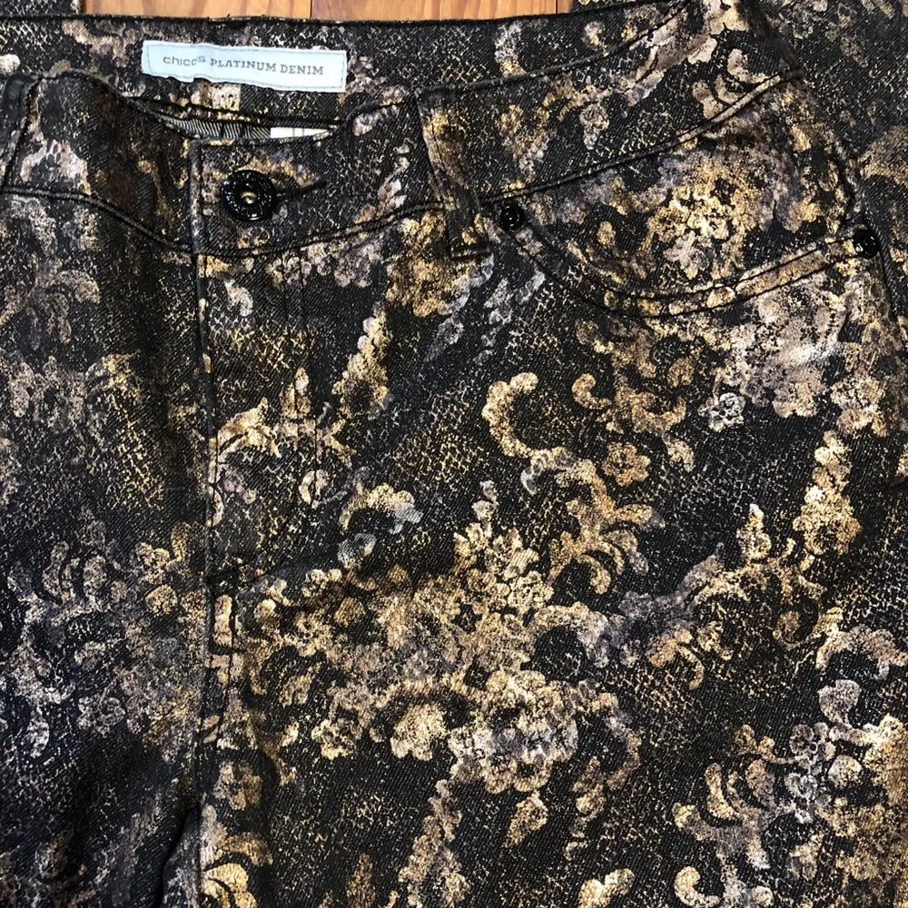 NWOT Chicos 0 Platinum Denim Black Gold Print Jeans - Image 5