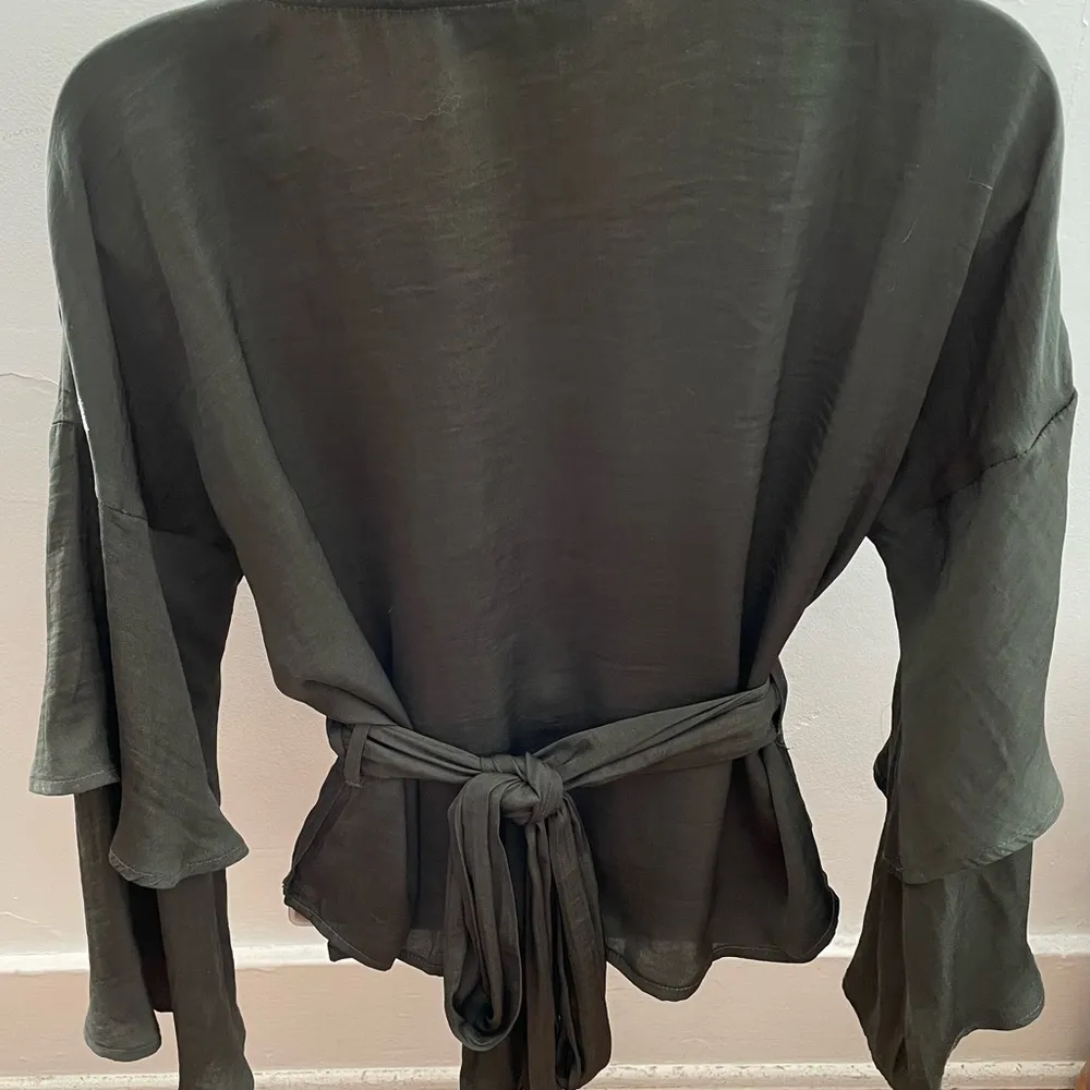 Cupcakes and Cashmere Yeta green wrap tiered bell sleeves blouse, size S party - Image 10